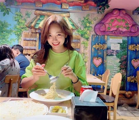 Kim Sejeong Looks Too Blinding To Be True With Little To