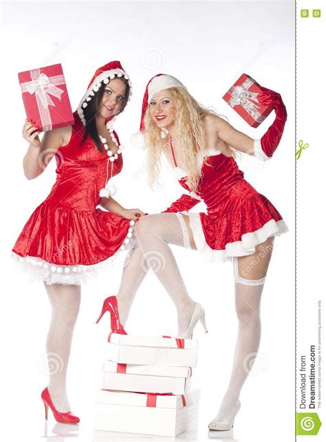 duas meninas sexy de santa que têm o divertimento foto de stock