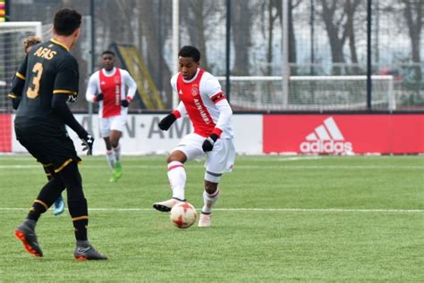 ajax jeugd  en  spelen gelijk  wint topper ajaxnl