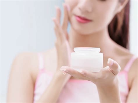best moisturizer for oily skin why you should moisturize greasy skin spy