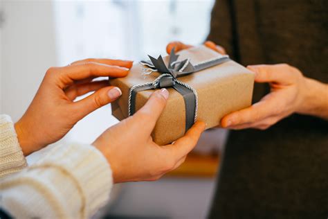 percent  americans  buying gifts