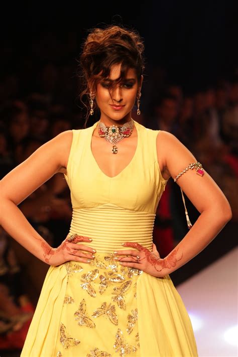 bollywood actress ileana d cruz showcasing her sexy curves on the ramp at iijw 2015 day 3