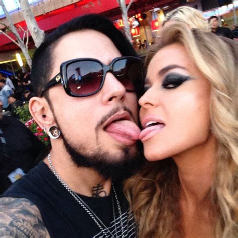dave navarro touches tongues with carmen electra i “may get lucky with