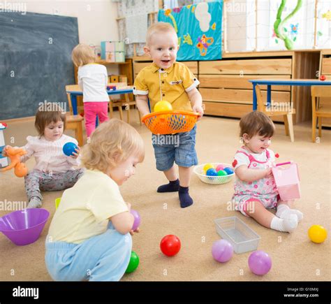 ninos jugando  pelotas en el kindergarten room fotografia de stock alamy
