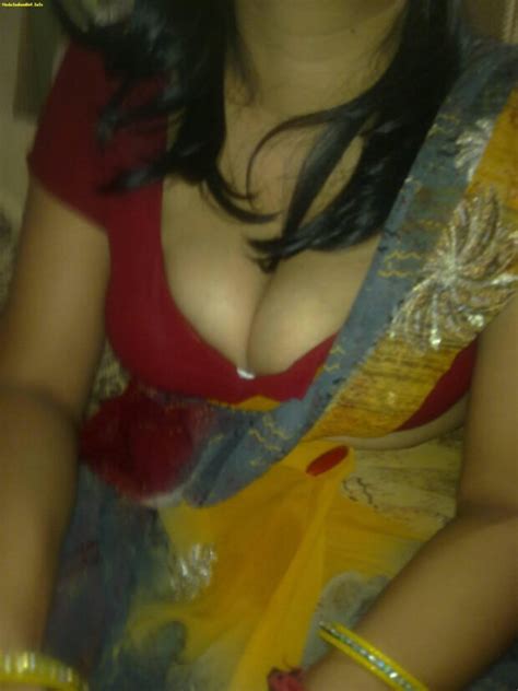 hot indian desi bhabhi cleavage hotsexybhabhinudepics