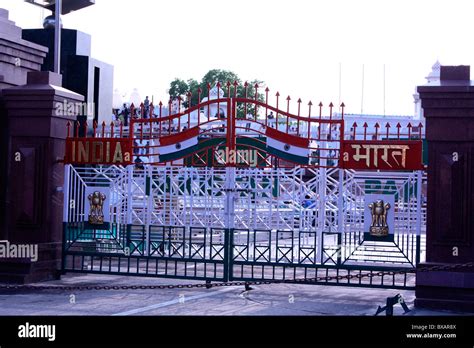 india pakistan border gate  res stock photography  images alamy