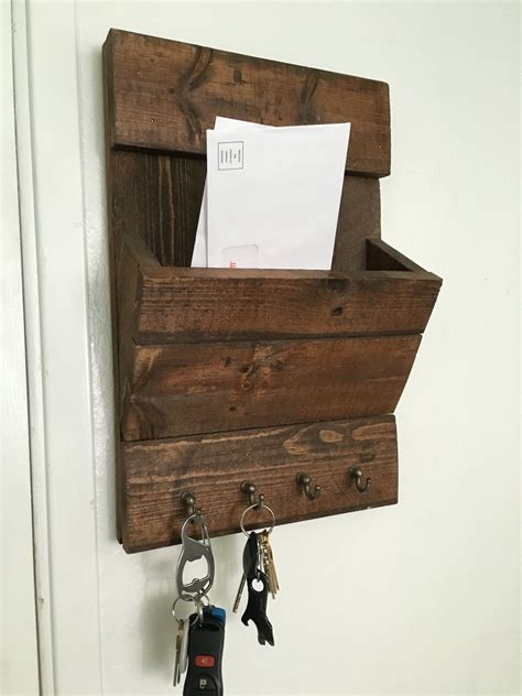 diy keymail holder     pallet crafts
