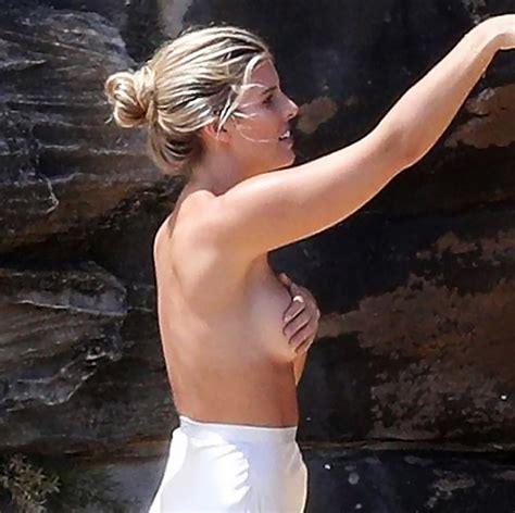 natasha oakley topless — australian model showed her