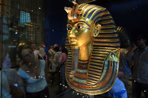 King Tut S Death Mask Broken Egypt Asks German