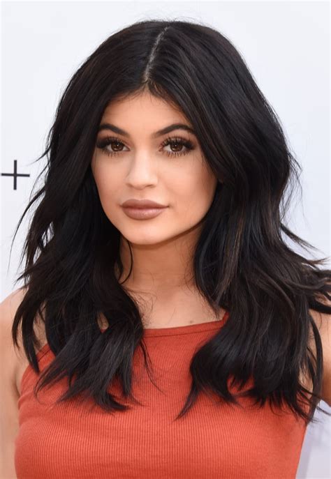 kylie jenner  center part  black wavy hair   kylie jenner  hairstyles