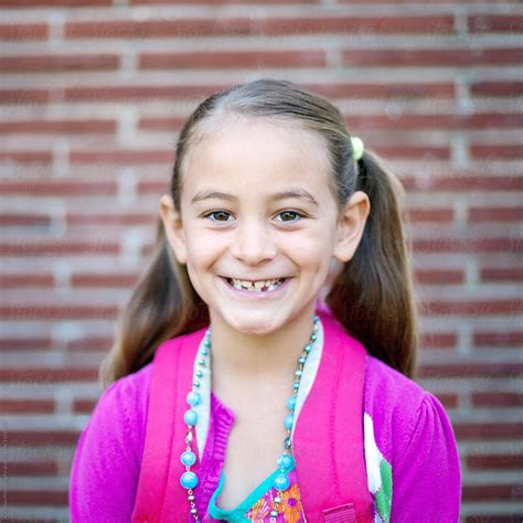 portrait of girl ready for first day of grade school del colaborador