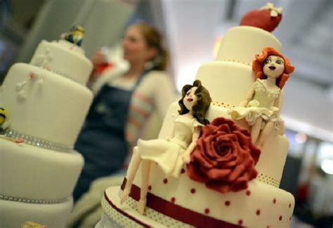 bakery that refused to bake cake for lesbian couple must