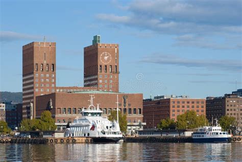 stadhuis van oslo noorwegen stock afbeelding image  veerboot europa
