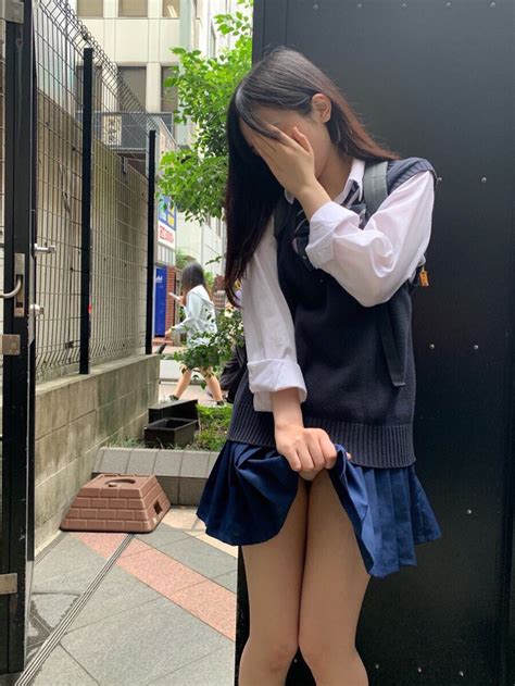 貧乳jkさん、路地裏で顔を隠しながらパンツをチラ見せしてしまう アイドル・女子アナ画像★吟じます