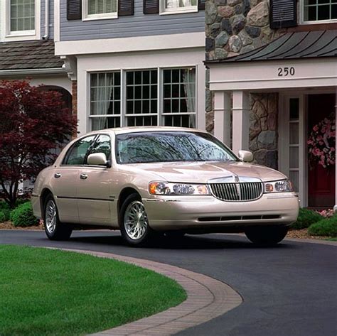 cars lincoln town car information pictures