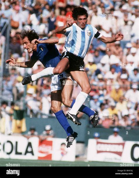 100 Org Press Photo 1982 Wc Finals Italy V Argentina Daniel Passarella