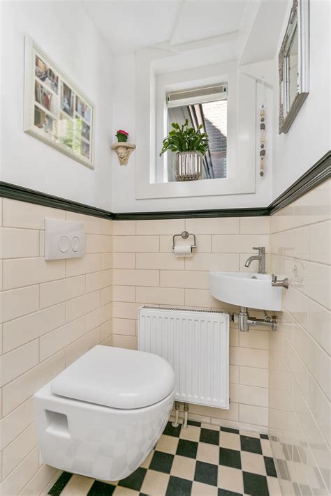 jarenwoningennl toilet  jaren  stijl met geblokte vloer en halfhoog betegelde wanden