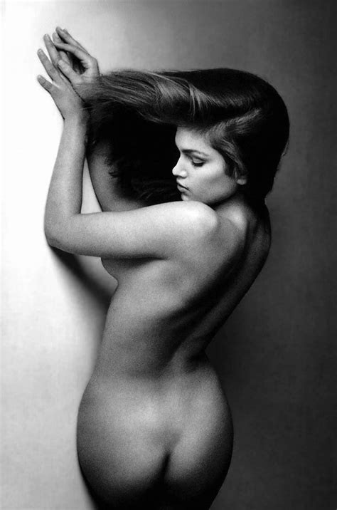 cindy crawford posing and revealing her sexy butt pichunter