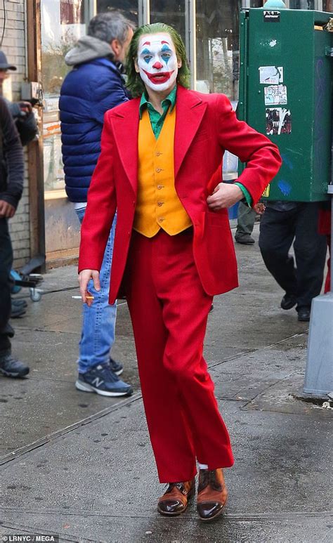 joaquin phoenix sports full clown prince  crime makeup  costume