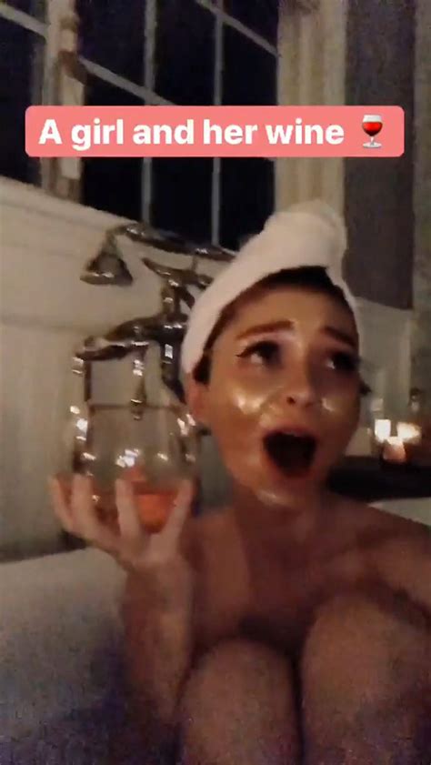 Sarah Hyland New Leaked Nude And Topless Photos In Bathtub