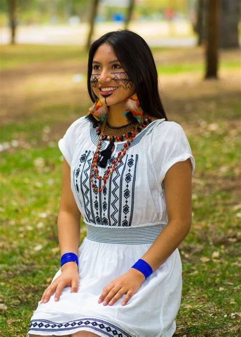 mooie vrouw uit de amazone met inheemse gezichtsverf en het witte traditionele kleding stellen