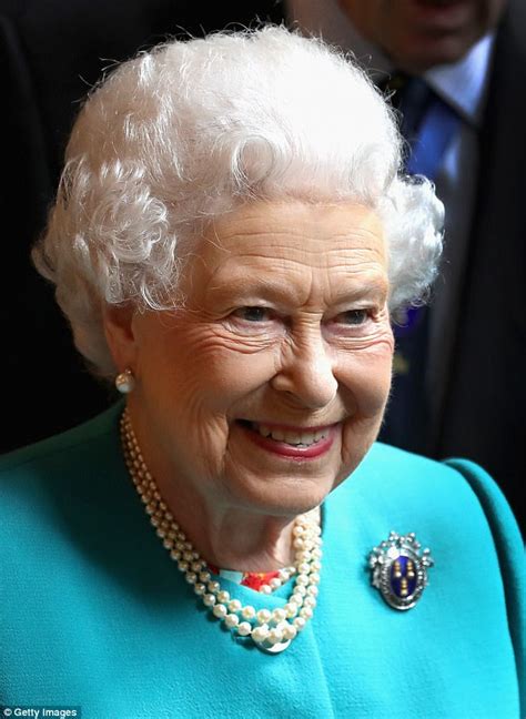 queen displays  hairstyle   luncheon  london daily mail