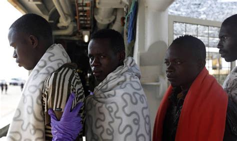 migrants arrive italy from north africa