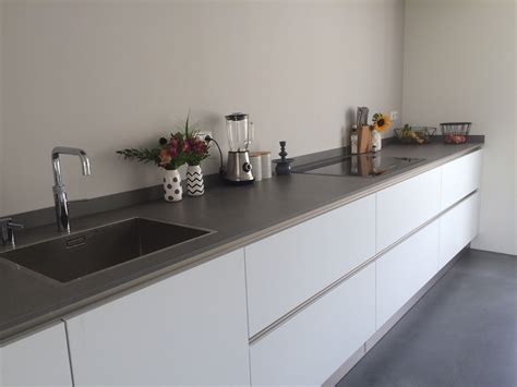 moderne keuken strakke keuken witte keuken blad  betonlook dun aanrechtblad quooker vloer