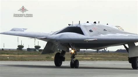 el dron de combate ruso   okhotnik lanza una bomba durante sus ultimas pruebas de vuelo
