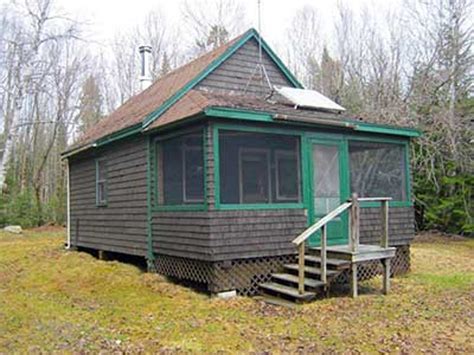 state  maine offering  secluded cabin stay   wild