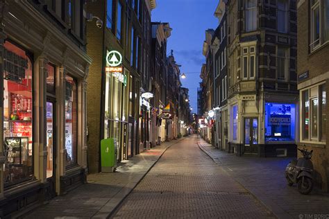 niemand  de stad een van de oudste straten van amsterdam flickr