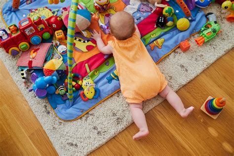 rekomendasi mainan  bayi  bulan  aman  menyenangkan