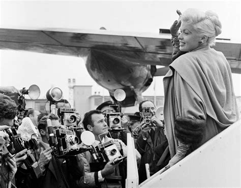 Jayne Mansfield Surrounded By Photographers In London 1957 Hollywood