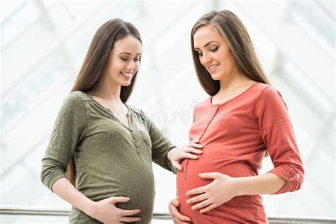 jong mammaportret twee glimlachende zwangere vrouwen op de vergadering bij prenatale klasse