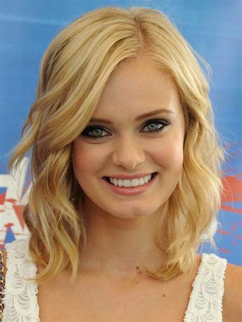 short wavy hairstyles for round faces