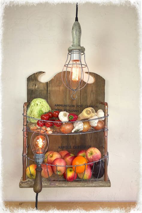fruitmand voor fruit en groenten aan de muur landelijk met handgemaakte kooilamp looplamp