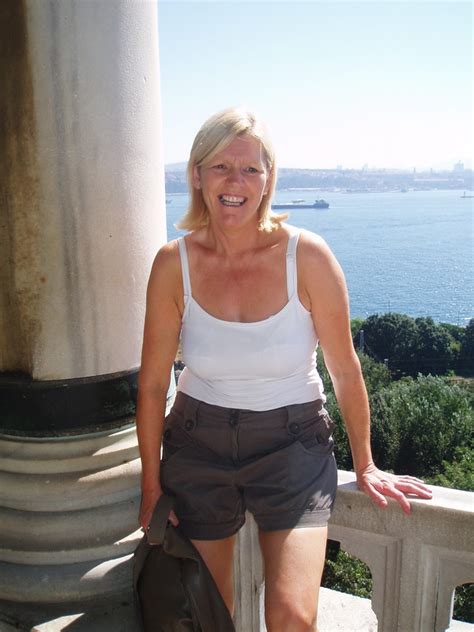 jeannieb57 60 from nottingham is a local granny looking for casual