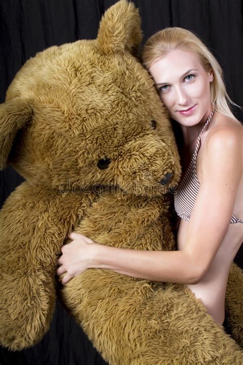 una bella giovane bionda con teddy bear enorme fotografia stock immagine di bikini biondo