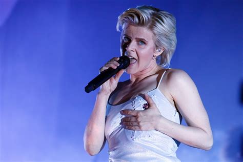 robyn brings the love to ally pally