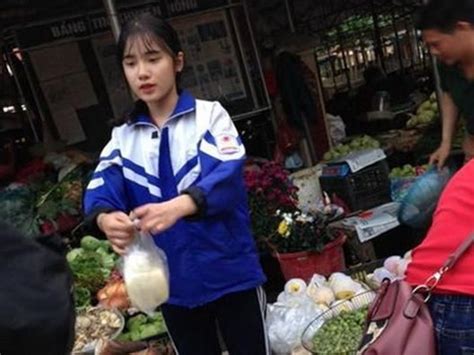Viral Siswa Sma Cantik Yang Bantu Ibunya Jualan Tahu Di Pasar