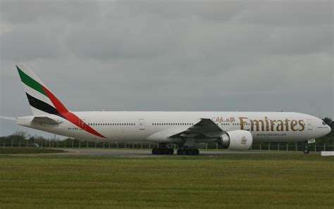 emirates boeing  fleet tops  flights   airline continues  support jobs
