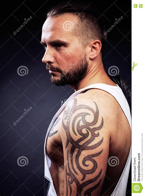 Un Hombre Con Los Tatuajes En Sus Brazos Silueta Del
