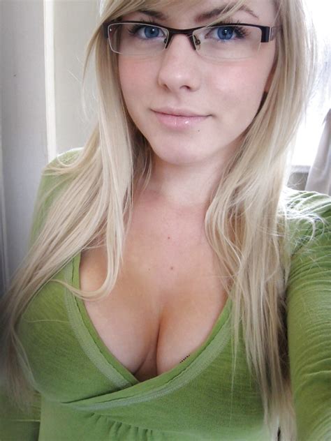 busty teens cleavage 2 29 pics