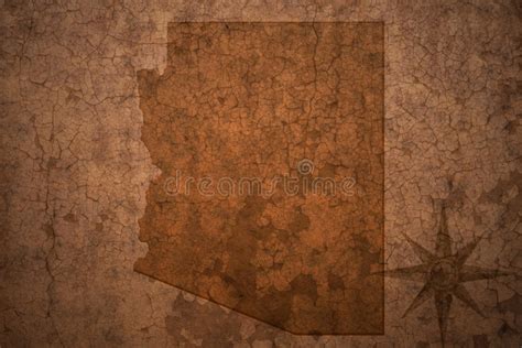de kaart van de staat van arizona op een oude uitstekende document achtergrond stock foto