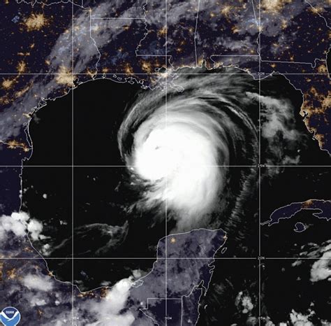 laura  forecast    catastrophic category  hurricane news