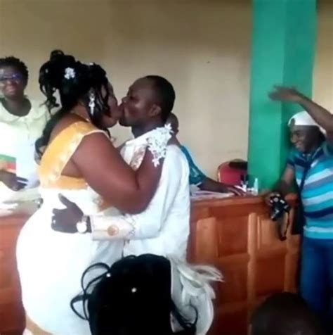 checkout this couple s wedding kiss that has got people talking photos