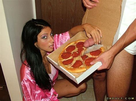 a babe having sex with a horny pizza guy pichunter