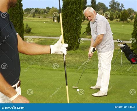 hogere golfspeler die zich op bal concentreren stock afbeelding image  volledig mannetje