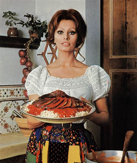 sophia loren shows off her traditional italian cooking in 1972 sophia