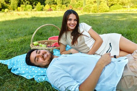 Счастливые пары в влюбленности на романтичном пикнике в парке отношение